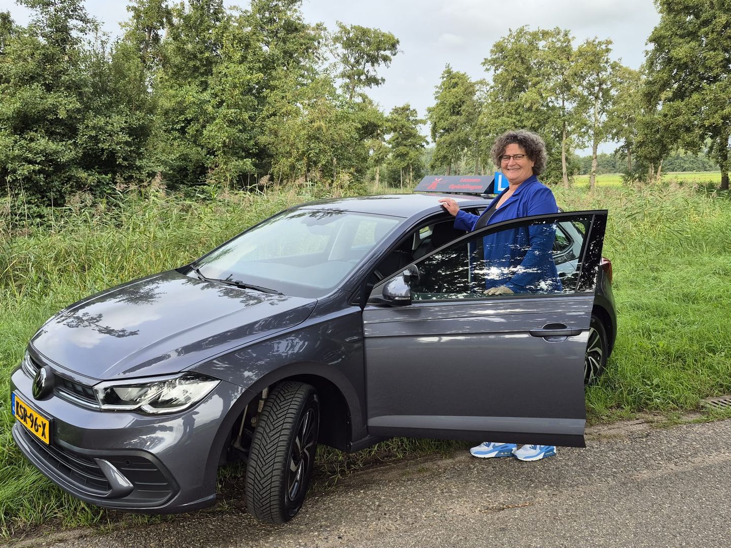 Ilse Gabel bij de lesauto van License Opleidingen